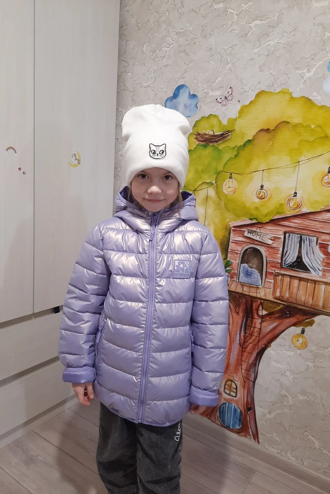 У дочки рост 131, взяли р 134. Великовата, но оставили, осенью уже нормально будет, впритык брать тоже не хотелось. Куртка супер, красивая, качественная!