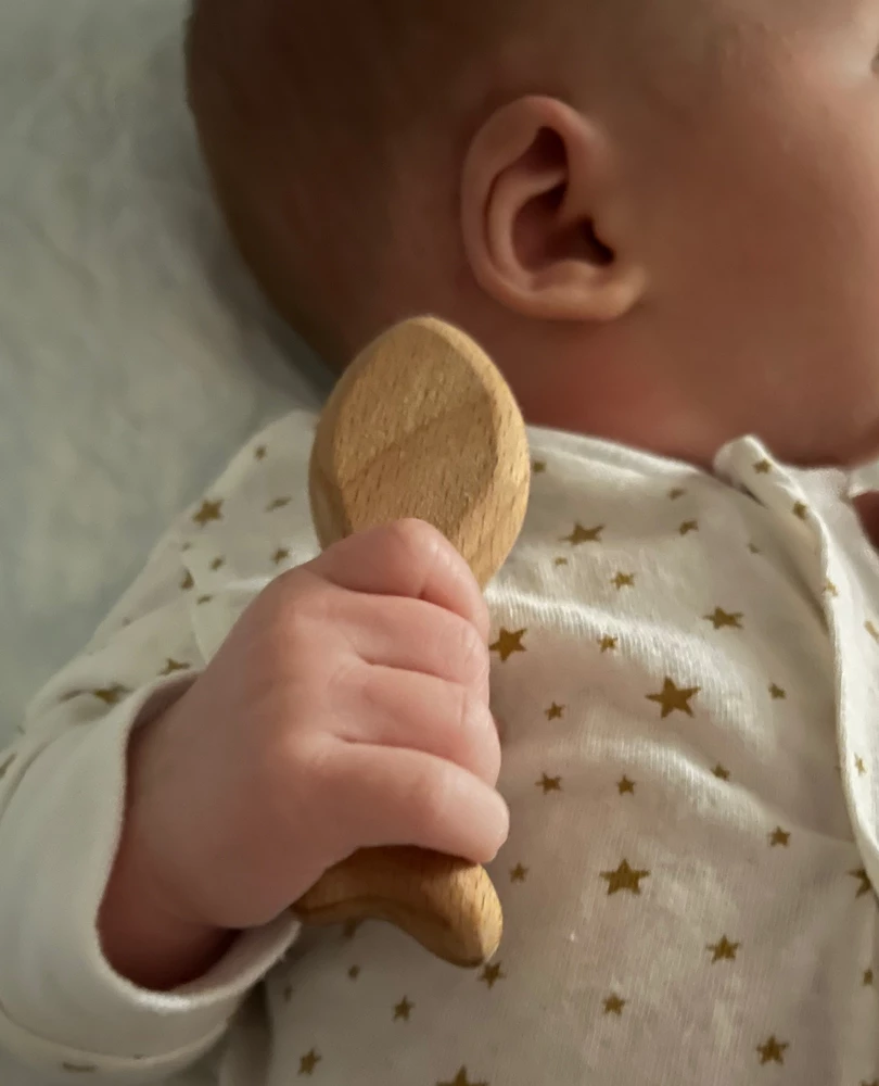 Маленький,легкий,аккуратный,натуральный. Малышу 1 месяц удобно держать в ручке. Потом будет учиться пробовать на вкус