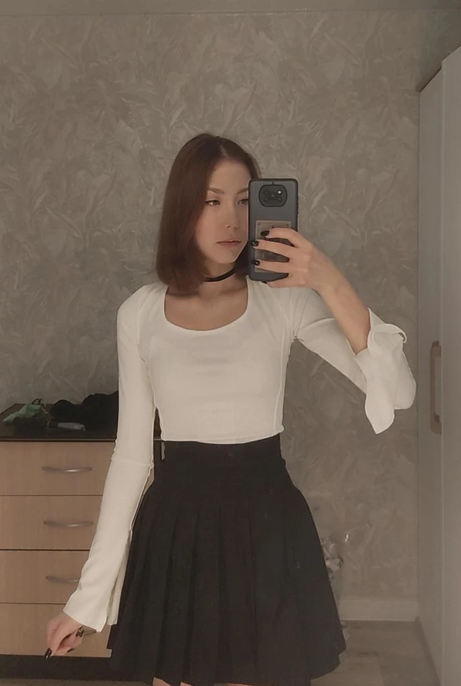 Немного просвечивает , но это не критично 
Материал приятный, нитки не торчат 
Все как на картинке ;)