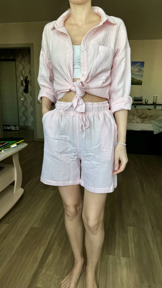 Отличный костюм! Материал очень приятный к телу, цвет реально хороший, розовый, но цвет еще зависит от освещения! Это следует учитывать. Брал на подарок для поездки в отпуск. Возьму на лето еще парочку других расцветок. Для жаркой погоды очень комфортный! Размер соответствует! Рубашка хорошо смотрится с джинсами!