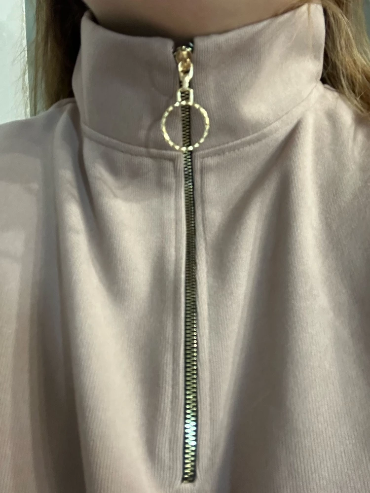 4 за то,  что по факту собачка и замок не как на фото, что удешевляет костюм.  Если подразумевается что расстегнутым его тоже носят, то внутри фурнитура выглядит еще хуже, чем снаружи