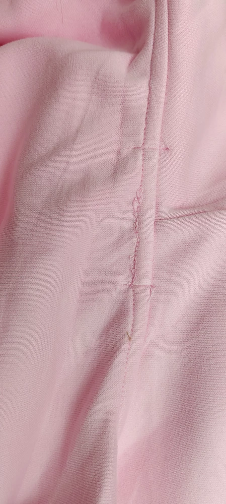 Не думаю, что с такими швами цена костюма может превышать 6000 руб. Ткань абсолютно обычная. Высокая оценка необоснована