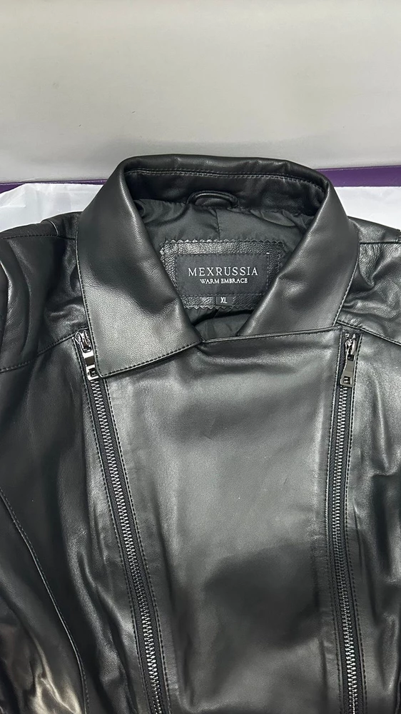 Куртка не натуральная кожа , запах ужасный клея , маломерит на два размера , конечно не стоит таких денег , как такое можно продавать вообще (
