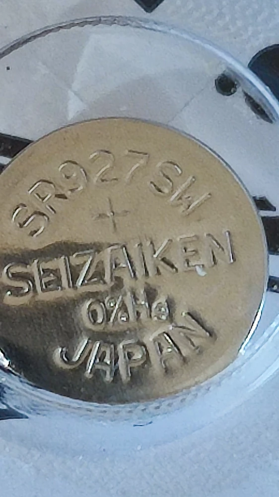 Здравствуйте! У меня вопрос по товару "Батарейка для часов SR927SW (395, AG7, 927) - 1 шт, бренд SEIZAIKEN, артикул 150573184, товар получен 07.03.2024"Батарейка не соответствует производителю.не Япония ,а Китай .даты изготовления на торце нет.На рекламном фото одна ,а в действительности другая.Зачем людей обманываете?