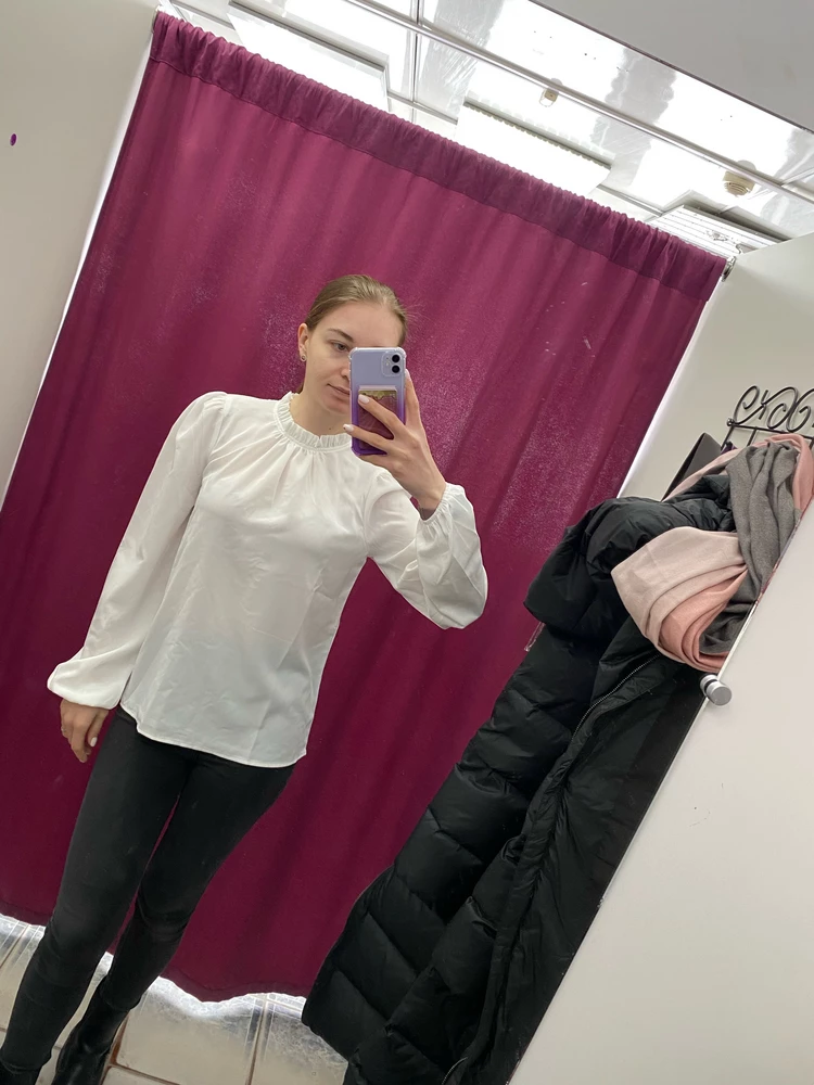 Хотела взять доя работы, но не подошло. Ткань выглядит дешево, воротничок как на фото не стоит, а лежит. Рукова у запястья внизу висят не красиво. На модели как-будто более плотная ткань.