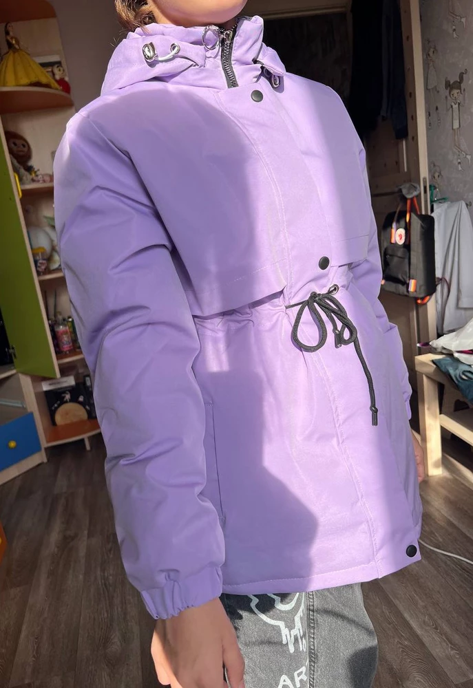 Хорошая куртка, качественная. В снег и дождь комфортно. Дочке нравится, мне тоже. Рекомендую ☀