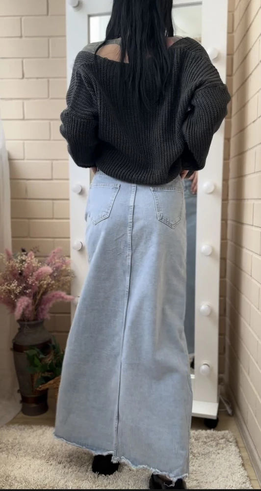 Купила вторую юбку у этого продавца, она нереальная ❤️‍🔥 джинсовая юбка в пол , идеально.  Качественный джинс . Села очень хорошо . Удобная 🔥