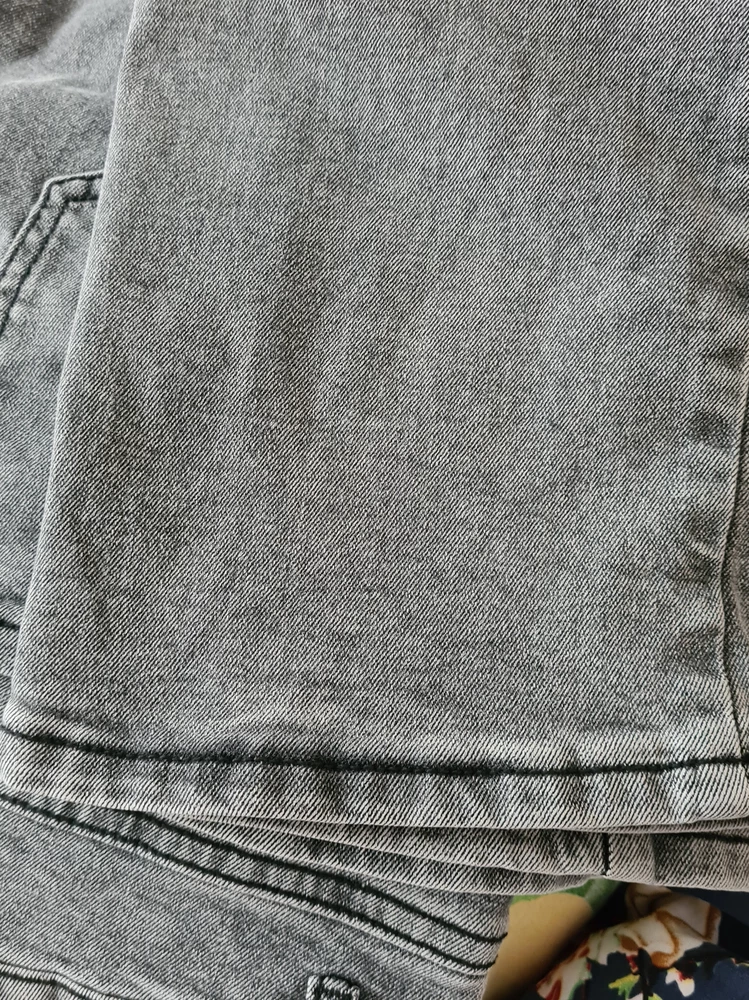 У серых джинсов боковой шов уходит, поэтому возврат. 32 р сел нормально, в размер, но по нижнему кривому шву можно было сразу догадаться что качества не будет