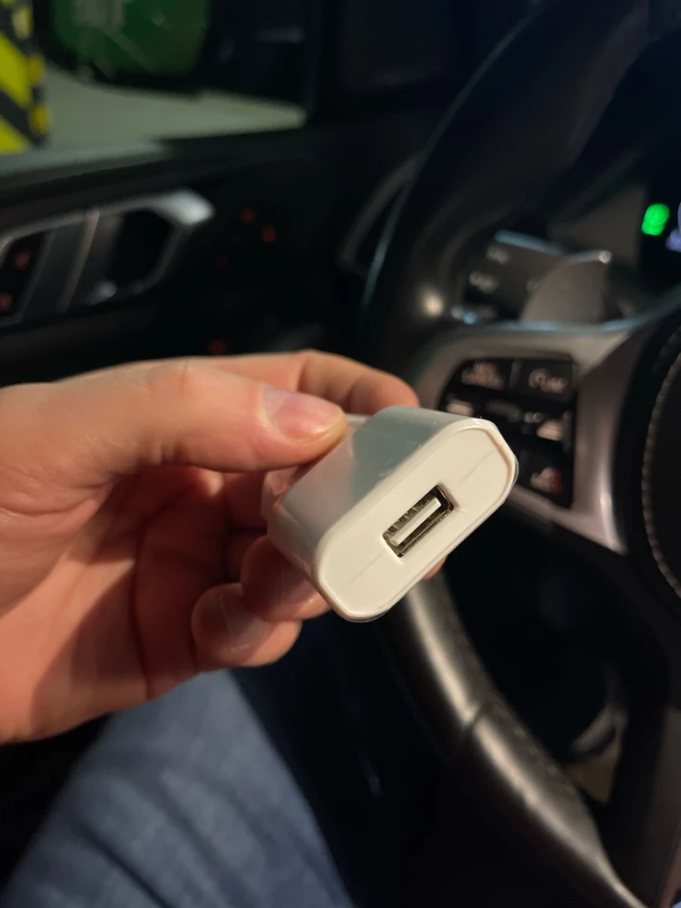 Прислали явно вскрытый товар. Да еще и не ту зарядку. Вместо Type-C примлали USB. Кактегоричнски не рекомендую этого продавца!!!