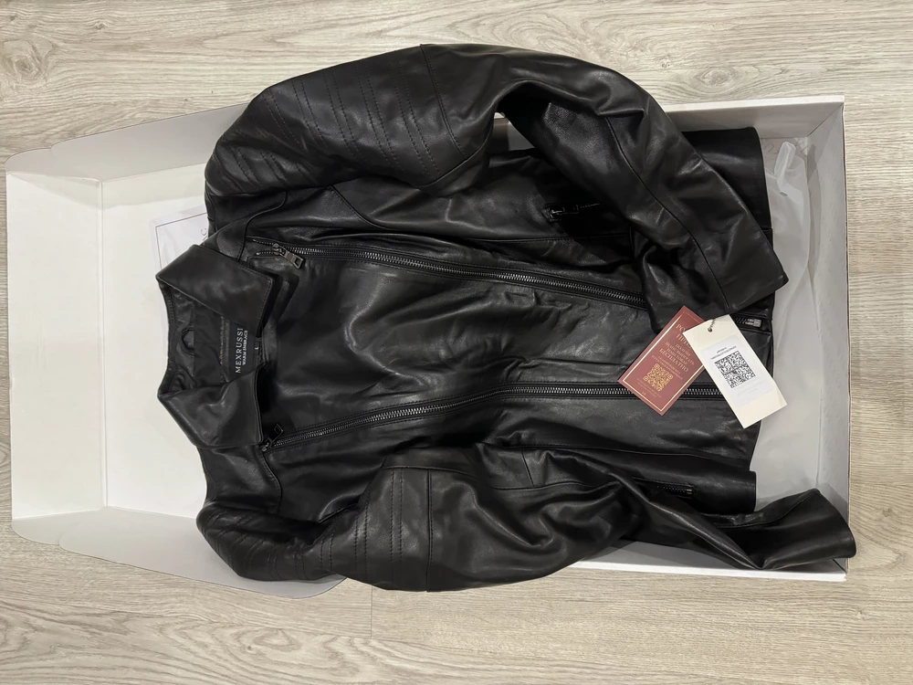 Первый раз заказываю такую дорогую вещь на Wildberries. Бомбическая куртка. Кожа очень мягкая! Качество производителя на высоте. Упаковано в фирменную коробку, пакет и внутри был листок с советами по уходу за курткой. Размер подбирала по таблице. Спасибо!!! Покупкой довольна всем рекомендую.