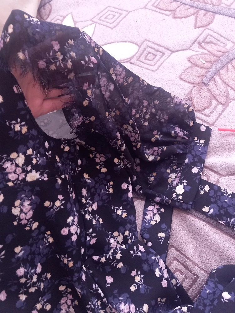 Само платье не плохое,Но так как ткань на рукавах не тянется,они стали отрыватся от платья в первый же день.Теперь необходимо тратить доп.деньги на шею.Не рекомендую.