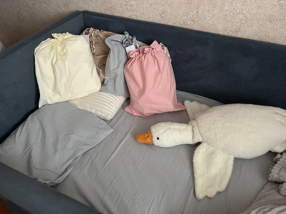 Очень крутое качественное постельное белье🤩резинка упругая, хорошо держит, белье не просвечивает, мягкое, мешочек для хранения классная идея👍🏻 я обыскала два маркетплейса в поисках идеального постельного дочке. Однотонных хлопковых вариантов, поверьте мне, единицы в этом размере! А вареный хлопок продается как полет в космос, я уже потеряла надежду и нашла этого продавца, любовь с первого взгляда и несмотря на отсуствие отзывов заказала и я очень очень довольна! Цвета восторг, цена👍🏻👍🏻 когда получила первые два, поняла что старшему тоже надо и взяла еще 2🤪ну очень🤍желаю процветания в вашей работе и если будут еще цвета, обязательно возьму🙌🏻