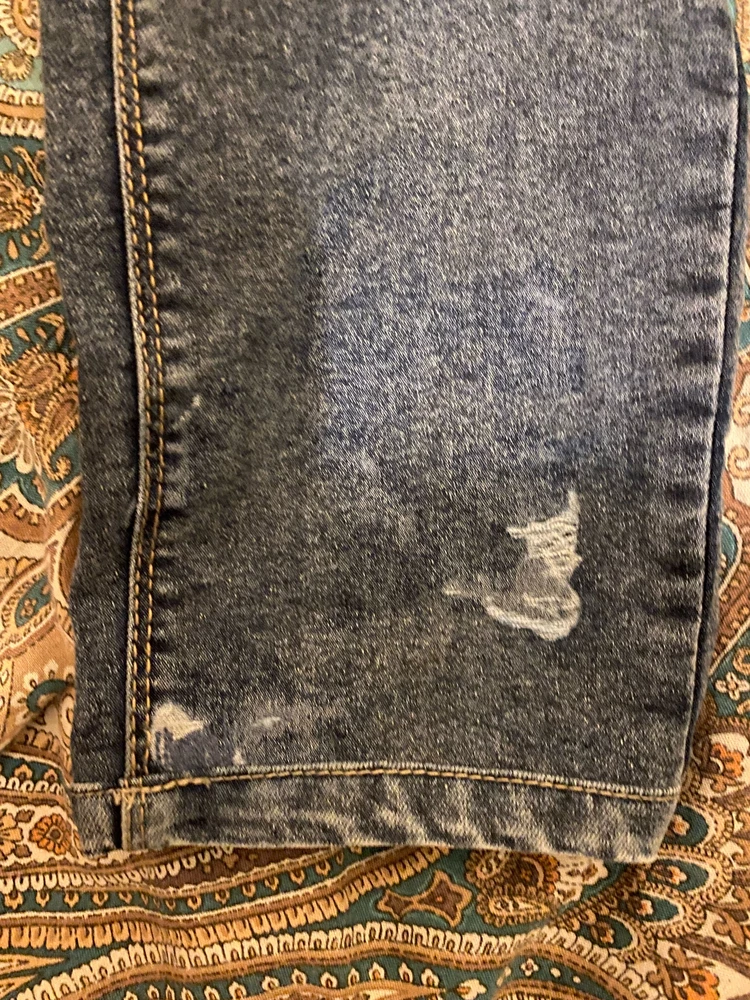 Качество джинсы очень плохое. Когда стали подшивать джинсы, то ткань расползлась. Не рекомендую.