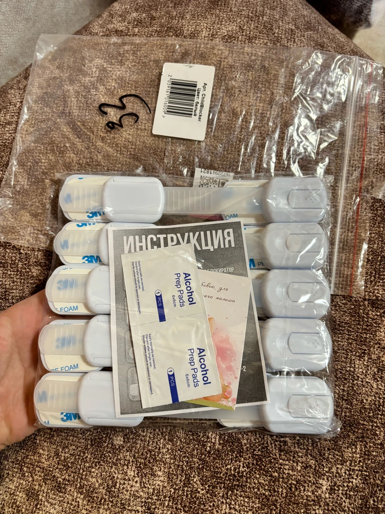 Разочаровали, надо было верить отзывам. К сожалению, продержались пару минут, странно что клейкая лента 3М, но совсем не держит. Отлепляются быстро, а ребенок легко сдирает. До этого у другого продавца брала точно такие же, очень понравились, но там закончились. Думалп раз это такие же, то будут держать, но ошиблась. Упаковка хорошая и инструкция есть за это +. В деле -