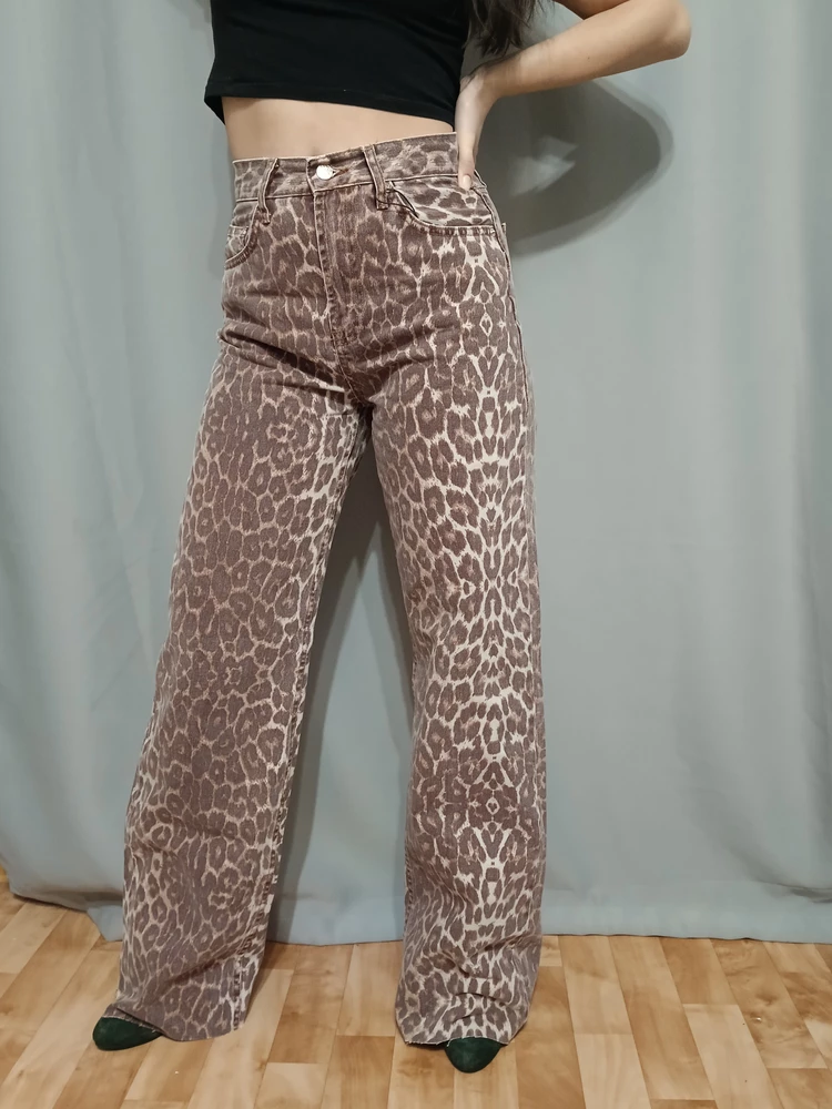 Классные джинсы, цвет, качество всё супер🤗 На мой рост 161, конечно длинные (я на фото на каблуках), но можно легко подрезать, подшивть не надо. Широкий фасон закрывает недостатки на ляшках🤣 В общем рекомендую.