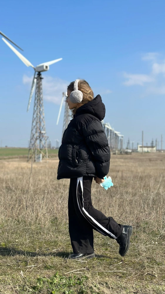 Ребенок от них в восторге, по росту оказались в поясе большими и дочь подворачивает пояс , чтобы не свалились, поэтому длина на фото короткая, на самом деле очень длиные. Обычная ткань трикотажная х/б, колени растягиваюся, после стирки возвращается в изначальный вид. Рост 136, но очень худыдекие мы, взяла 140, оказались большими и в длине и в поясе. Но хотелки..  купили..