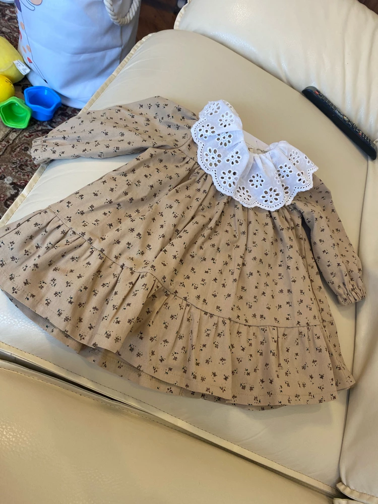 Я в восторге от этого платья.
Ткань достаточно плотная, чтобы ребенок в марте в кафе не замерзла.
Хлопок, что очень радует. Расцветка очень красиво сочетается с белым воротником. Взяла на год размер 80-86.
Честно, собирала образ на подобие обрзаца на карточке товара. Очень понравился))

Из недочетов : по краю воротничка немного торчат нитки, я так полагаю, что это естественно в виду того, что это нашивка) фото приложила. Но это настолько мизерный недочет, что даже звезду не сниму.