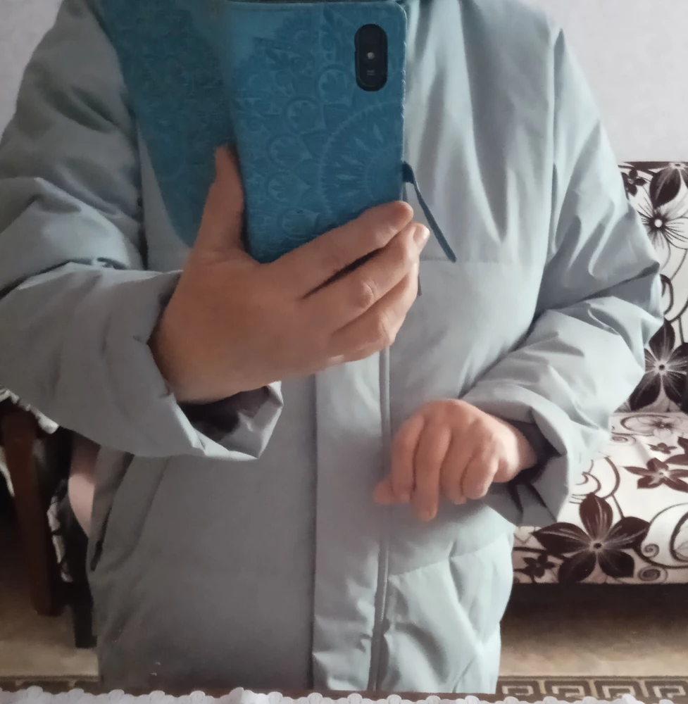 Товар пришёл вовремя. Размер соответствует. Куртка весна-осень. Цвет темнее чем на фото. Больше брусничный чем голубой. Идет в размер. В рукавах нет резинки или манжеты. Поэтому минус одна звезда. Такая куртка за эти деньги дороговато.