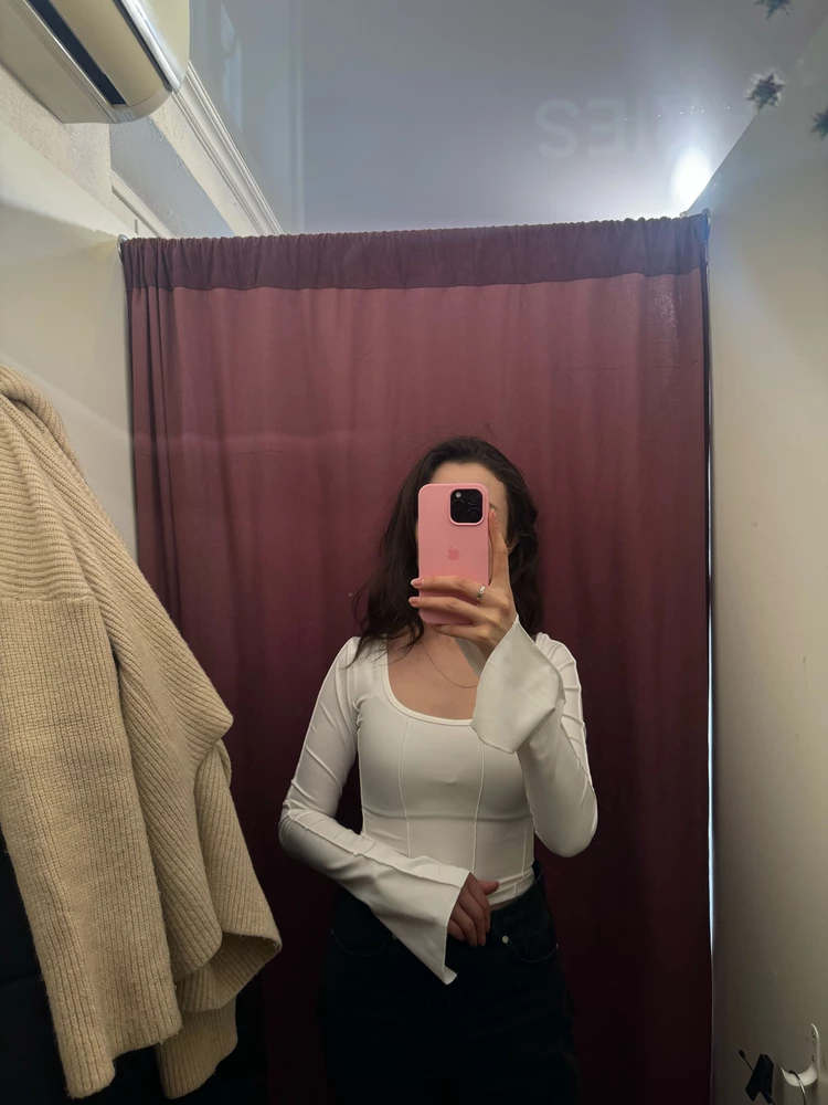 Заказала еще вместе с этими топами такой же топ только подешевле из другого магазина и качество данного топа отличается на 200% рекомендую точно