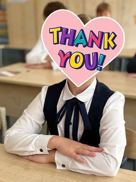 Рубашку носим уже несколько месяцев, в школу, каждый раз стираем, ничего не произошло! Швы не поехали, серой она не стала после стирки, рубашка как была так и осталась белая и очень красивая. Гладиться прекрасно, в носке удобная, нарядная. Главное не просвечивает! В школу как на праздник! Долго искала такую, рекомендую!