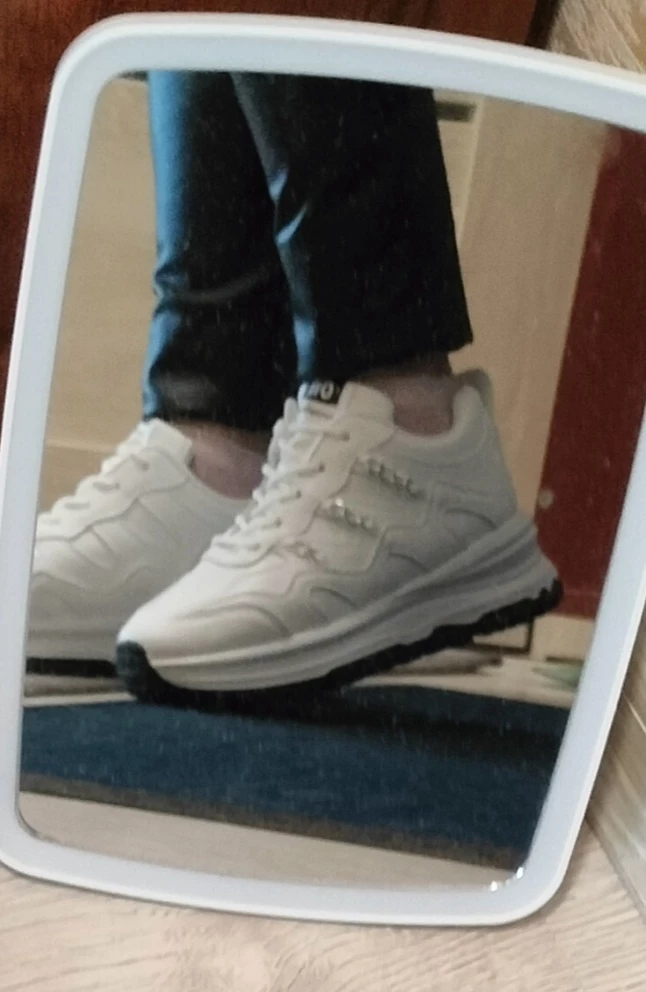 Одела один раз,и ноги устают в них,не мягкие((Надеюсь что разносятся и будут удобней.На ноге смотряться красиво.Брала 36/35.