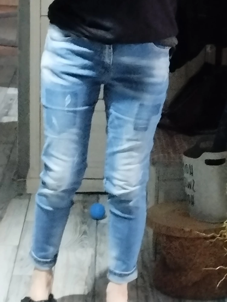 Классные джинсы,в размер,немного тянутся,чуть светлее,чем на фото)
