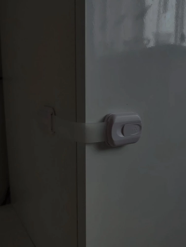 Держится уже больше месяца,ни разу не отклеился,и ребенок его ни оторвать ни открыть не может,я уже привыкла быстро открываю ,качество пушка,очень благодарна продавцу за товар 👏