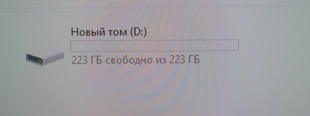 Работает. Когда заказывал смотрел только на общую оценку, тут она 4.7 звёзд, после того как заказал решил почитать отзывы, и ужаснулся от количества негативных отзывов, думал не будет работать, но диск очень даже меня порадовал, не знаю каким местом подключают этот диск люди которые не могут подключить его, рекомендую!