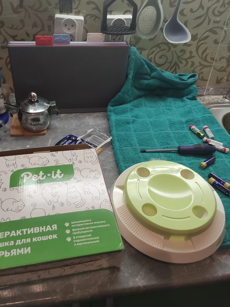 Игрушка не работает ни секунды. Продавец отказывает в возврате. За 935₽ кусок пластмассы в помойку.В заявке о возврате приложил видео, что игрушка никак не реагирует на включение, но продавец не видит в этом проблемы. Где справедливость?