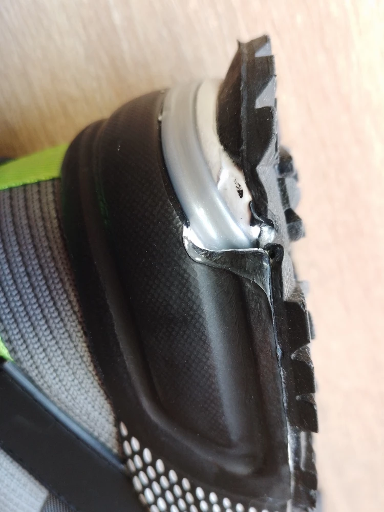 Сидят на ноге отлично. Но за эту цену можно и приличнее отлить пластик. Куплено для разового кросса по лесу, но тем не менее... 700 рублей им красная цена.