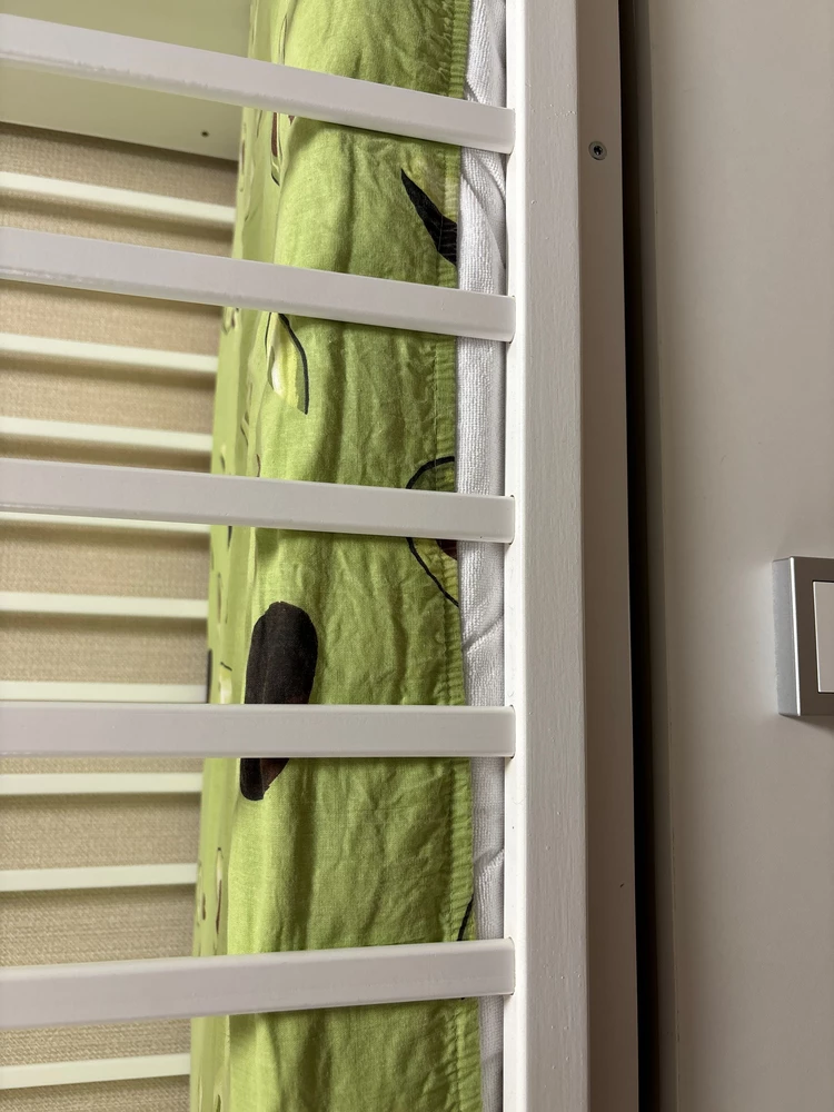 Расцветка, качество ткани хорошее и на этом всё. Где там 20см борт, когда он не натягивается на 12см матрас - в итоге очередная простынь, которая будет валяться. Местами швы идут мимо резинки.