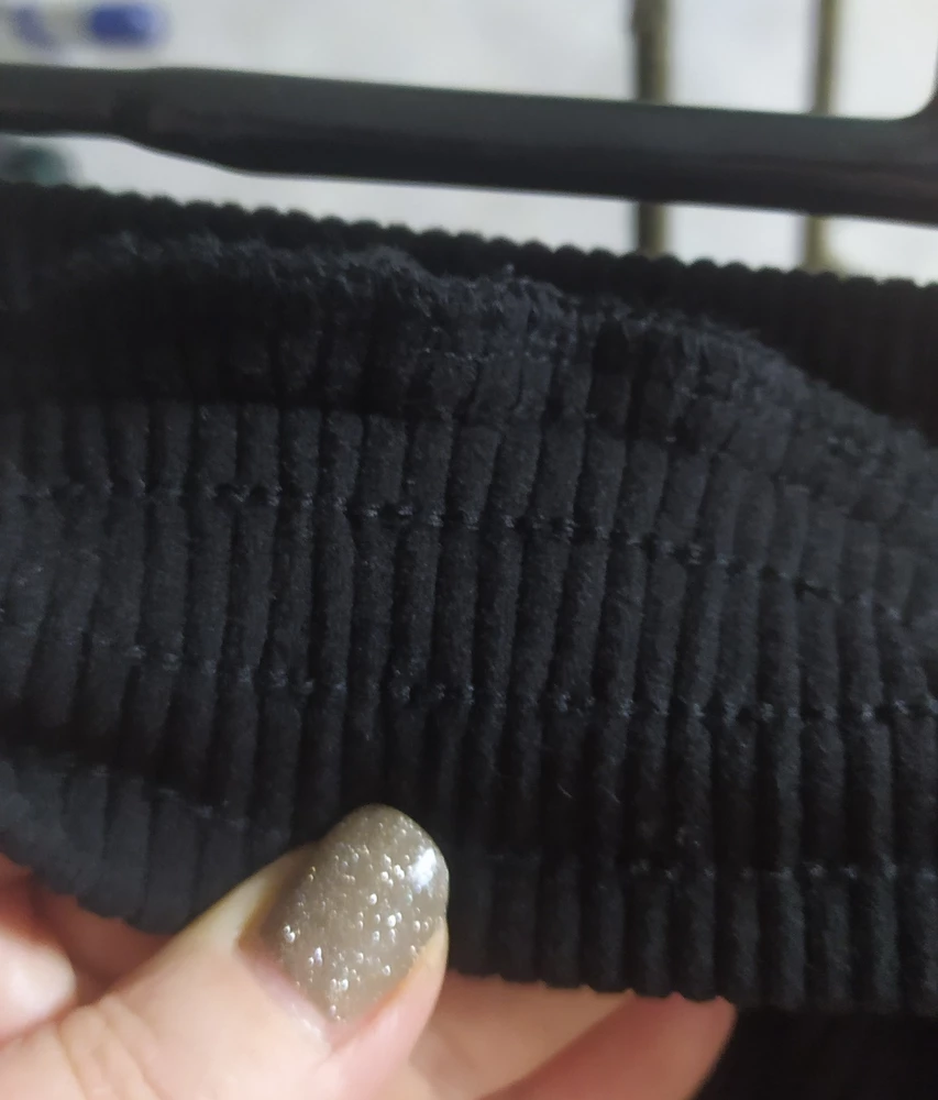 Брюки на 54 р сели как надо, качество хорошее, всё ровно прошито, швы не тянут, ткань в рубчик на ощупь как кашемир , подайдут на весну и осень . Очень довольна, советую