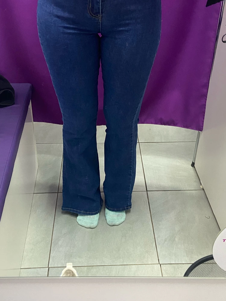 Джинсы неправильно сшиты. На правой ноге боковой шов уходит вперед. Отказалась.