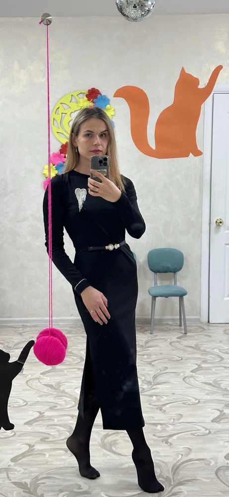 Платье 🔥Пояс и брошь в комплект не входят, покупала отдельно, что б разбавить черный цвет. На рост 160 длина почти до щиколотки, но ходить удобно тк есть разрез и он не глубокий, все очень прилично. Швы все ровненькие, нитки не торчат, ткань приятная. Шикарное платье и на повседневку и на праздник.