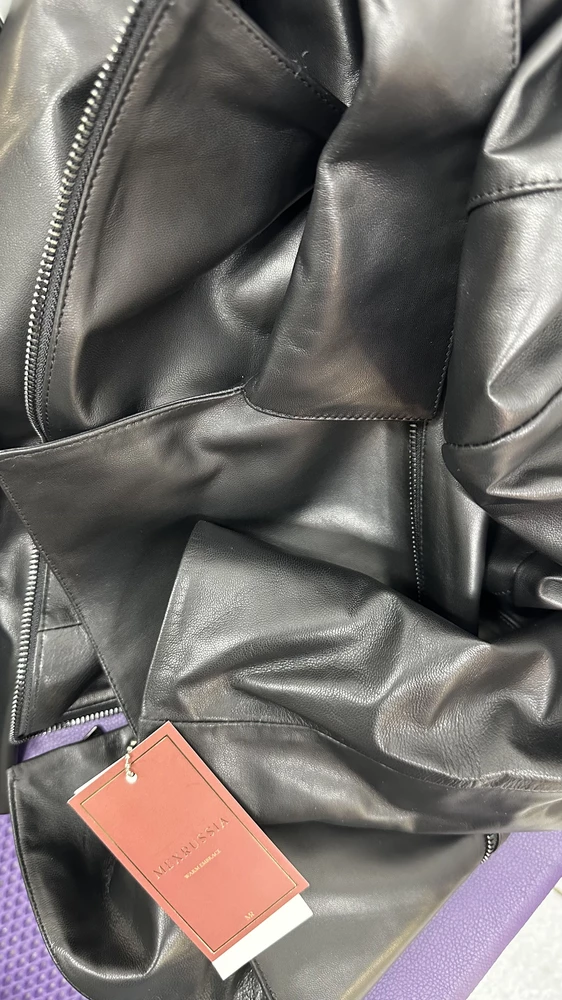 Это искусственная кожа, зачем обманываете? Запах жуткий, маломерка.