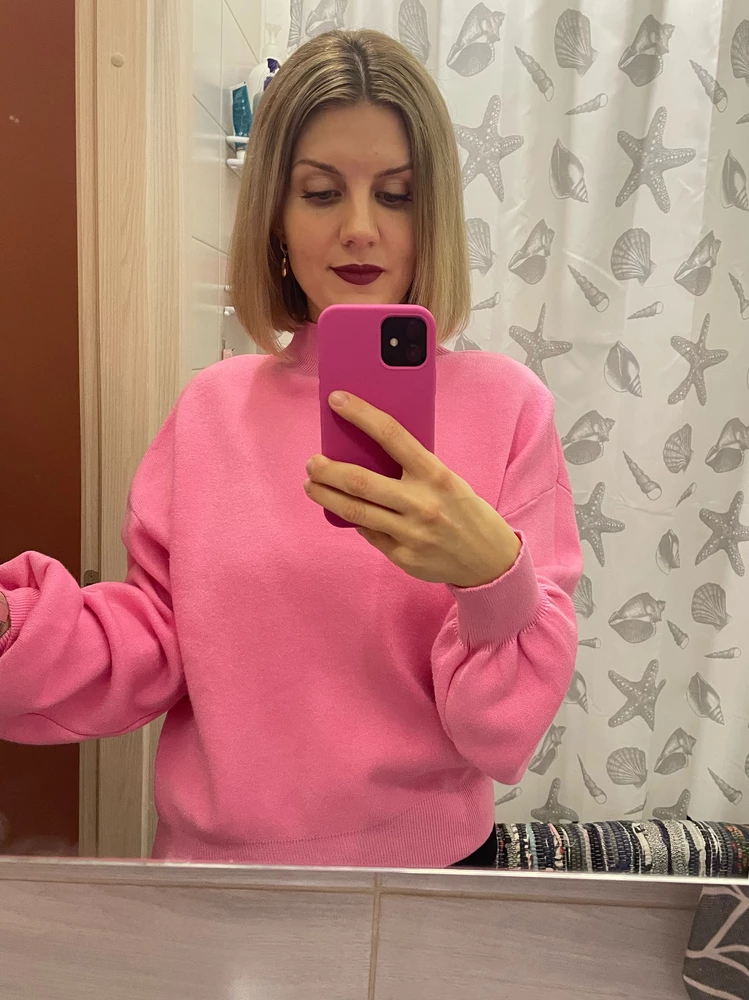 Очень милый свитер, мягкий приятный к телу. Одевала пару оаз, надеюмь быстро не закатается