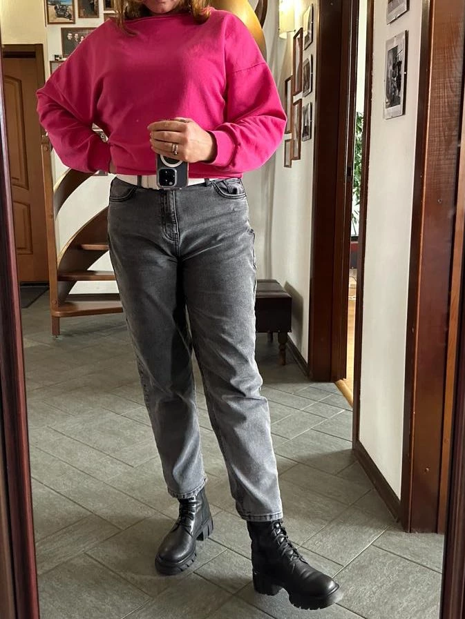 Джинсы удобные. Сидят комфортно. Заказала 48 размер на параметры талия 78 см и бедра 101 см. Рост 172. Надела и сразу пошла, посмотрим что будет после стирки. Ткань поотная и хорошо тянется.