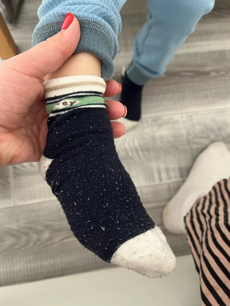 Плохие носки, на фото ребенок надео первый раз и проходил часов 5, между пальчиков остаются катышки.