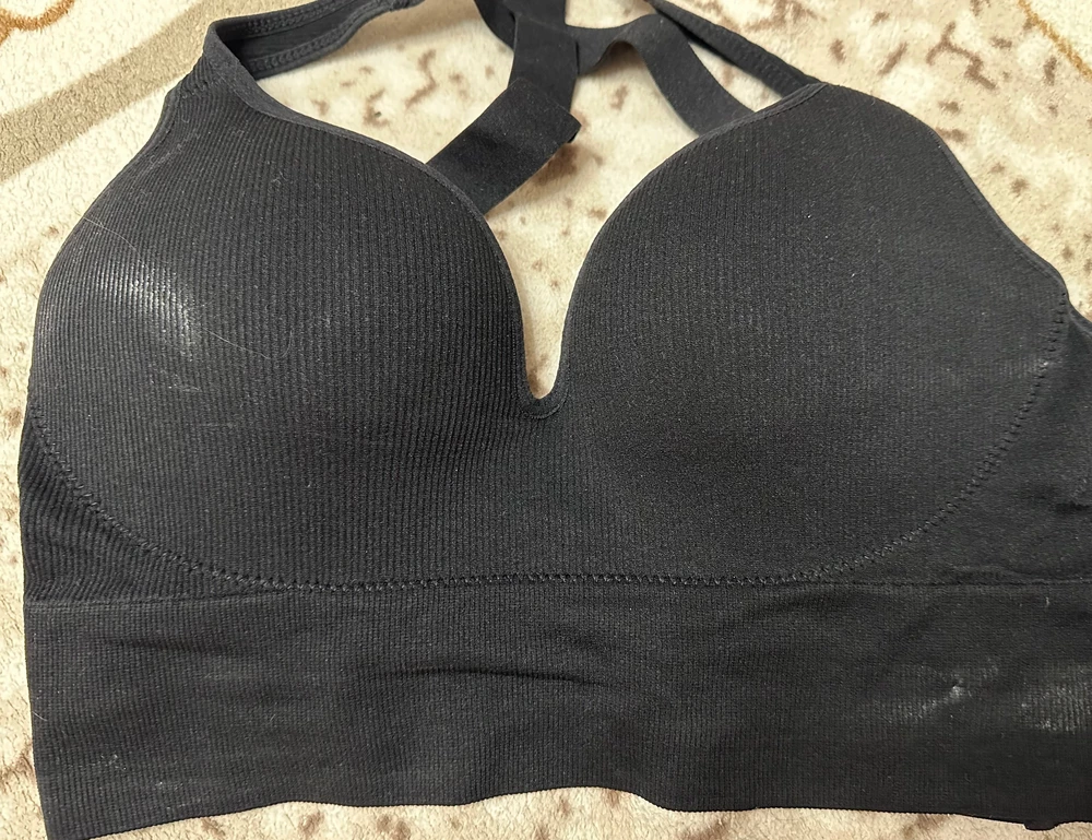 Забирал ребенок, не обратил внимание на запачканные элементы . Совсем неприятно. По качеству нареканий нет. На фото он длинее, по факту совсем короткий.