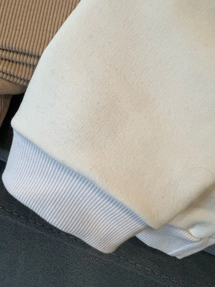 Ожидание и реальность не совпали. Ткань кофты белая (ближе к молочному), а резинки на рукавах и на воротнике иссиня-белые! Очень выделается и дешевит