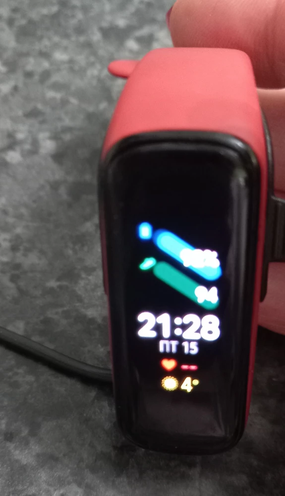 Зарядное устройство для фитнес-браслет Samsung Galaxy Fit 2 подошёл идеально. К тому же имеет длинный провод в отличие от оригинального, что очень удобно. К покупке рекомендую. Начиталась отзывов, боялась что не подойдёт. Рада что мне повезло. Надеюсь что и другим повезёт так же как и мне.