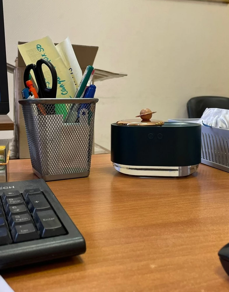 Не большой, компактный размер. Покупала на рабочий стол, много места не занимает. Большой плюс, что беспроводной. В целом очень довольна. Спасибо!