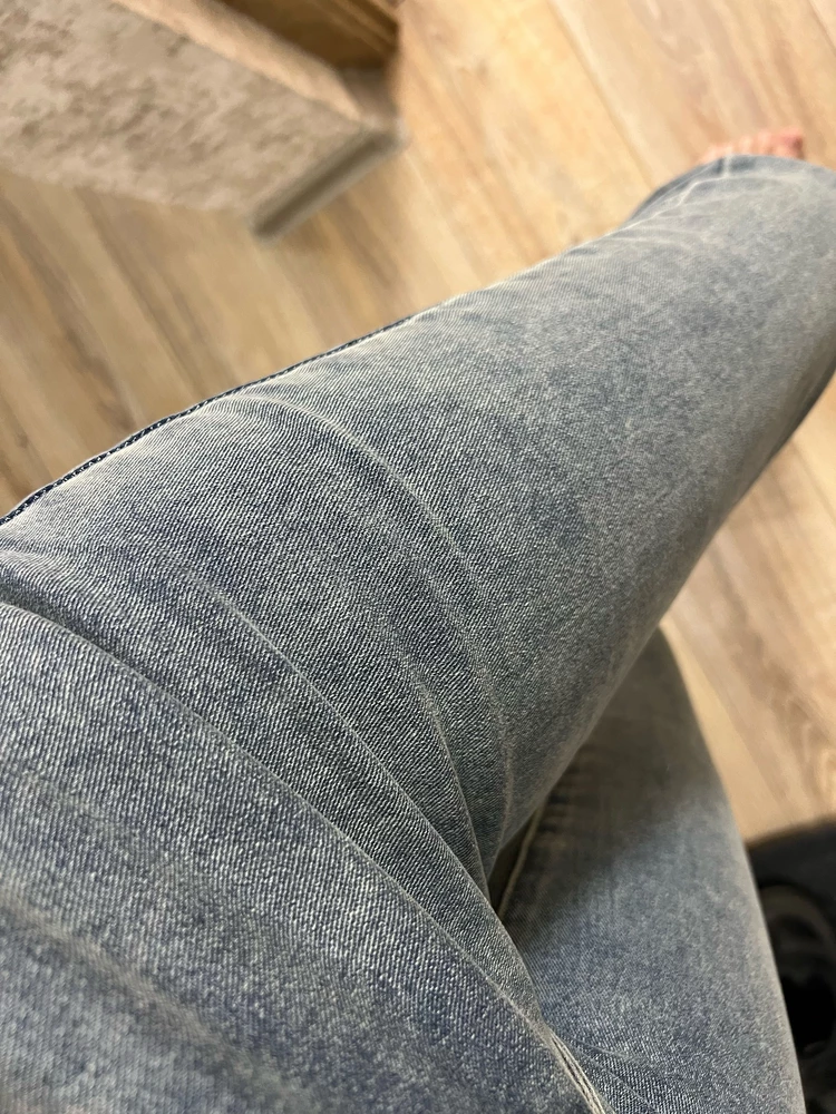 Качество хорошее, швы все ровные, сидят отлично, красивый серый цвет, влюбилась в эти джинсы