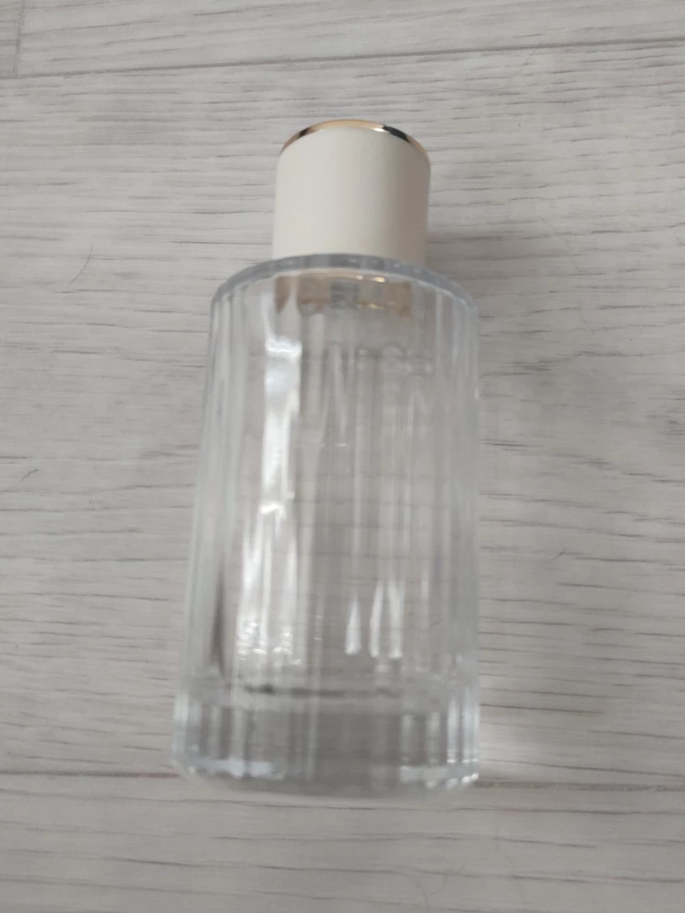 И права, очень красивая баночка, было бы лучше с отсутствующим местом для наклеивания стикера. Покупкой доволен, продавец молодец. Пришло всё целое.