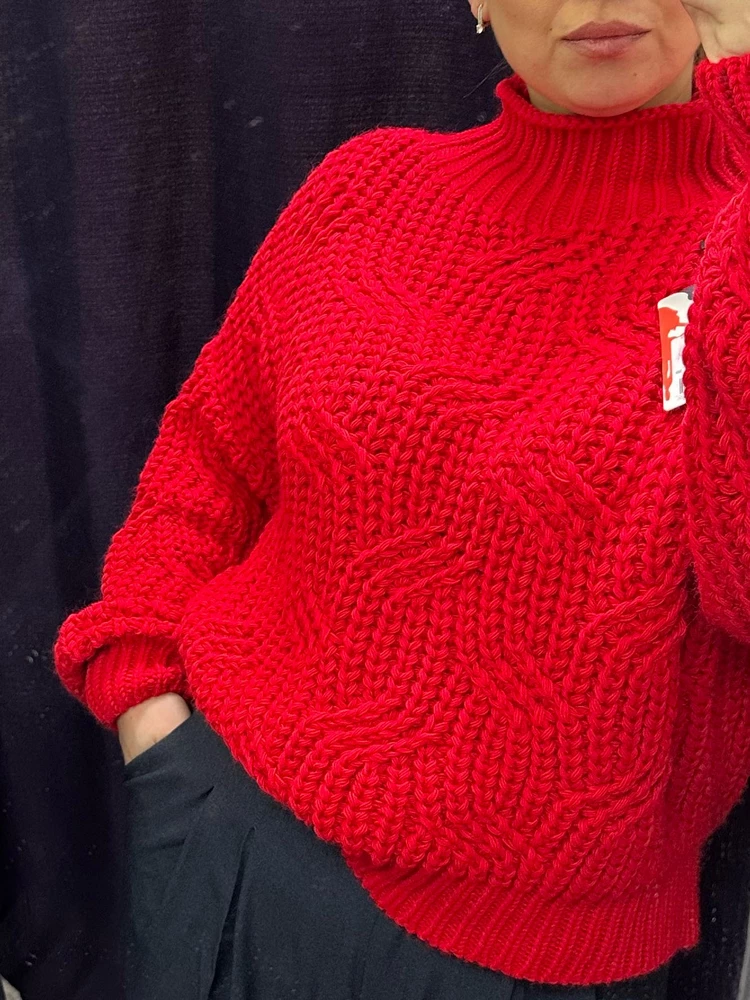 Цвет бомба и сам свитер выполнен качественно. Выбрала другой, но об этом думаю постоянно)))) берите, он крутой