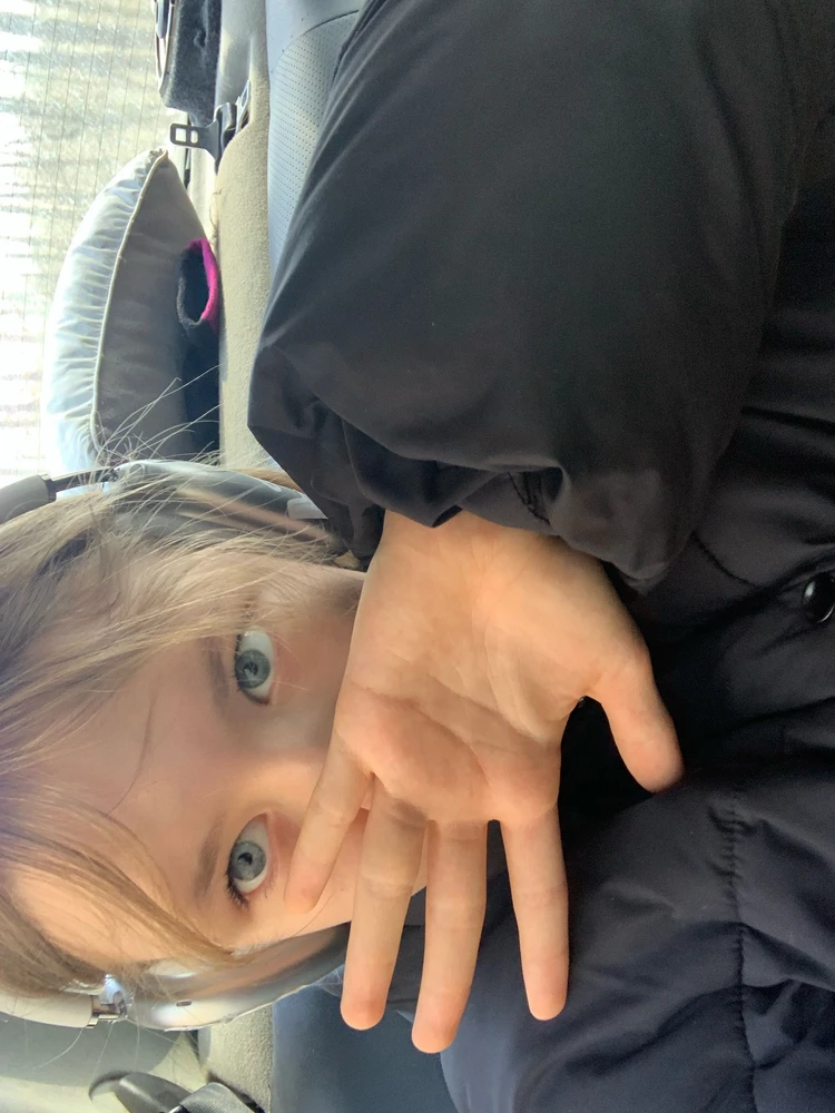 мне понравилось всё, кроме того, что музыка проигрывается только в одном наушнике. и каждый день по разному-то в правом, то в левом. А так, наушники хорошо звучат, заряд держут долго. пользуюсь уже около 4 часов без остановки (4 дня), заряд сейчас 82%. Оправдали ожидания, в любом случае спасибо.