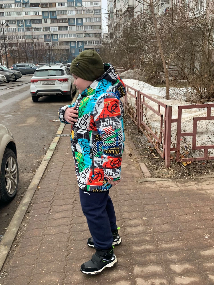 Куртка супер! Ребенок влюбился в расцветку )
