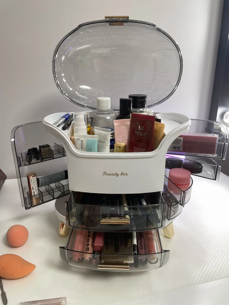 Я визажист, искала органайзер , остановилась на этом, могу отметить, что использовать можно только центр органайзера, по бокам слева: для помад, у меня столько помад и отсеки не убираются, левая сторона не используется, справа отсеки совершенно не правильной закругленной формы, что не дает возможности их использовать , потому как влезет либо один предмет косметики либо ничего, потому как ни тени ни блески ни тушь ни кисть туда не поместятся, либо по длине либо по форме., разачарована я , придется искать еще органайзер! У вас памятка лежит, что этот органайзер для косметики и что вы пользуетесь сами, вопрос а как? Что вы кладете слева и справа? 📍и отсеки для помад выполнены не корректно, крайние ячейки обрезаны и туда не встанет даже помада., почему вы так сделали? Соответственно из 9 ячеек я могу пользоваться только 6-ю 
Ребят вы точно тестировали этот товар?