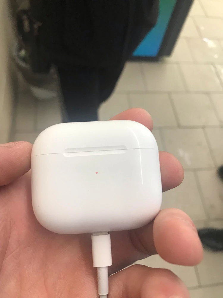 Я купил наушники Airpods 3 когда открыл мне всё понравилось когда начил подключять смотреть они севшие были я их подзарилил и что в итоге не подзаридидись потом я взял другой кабель от айфона и они сразу заридились ваш кабель в комплетке брак  ***