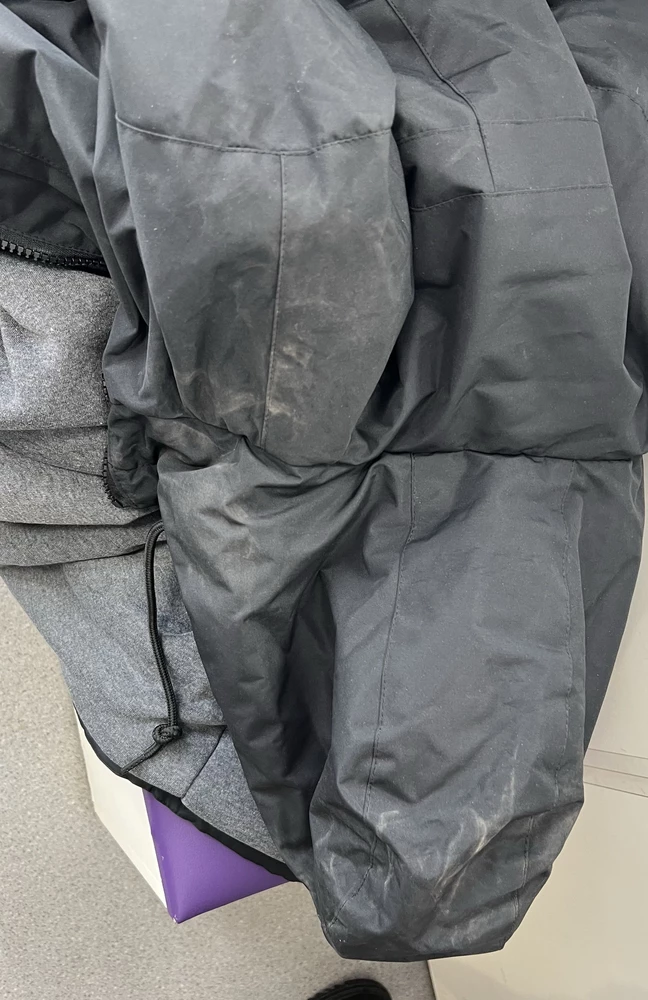 Куртку не получилось примерить в грязном мешке завязанном на узел, сама грязная вся